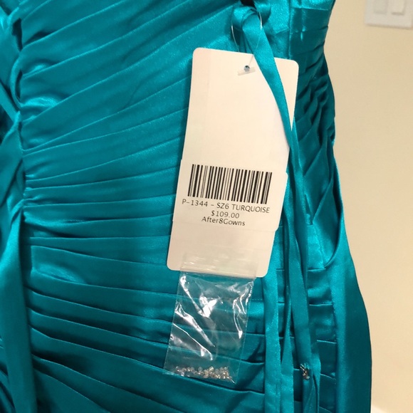 Satin gathered bodice with train - Picture 8 of 15